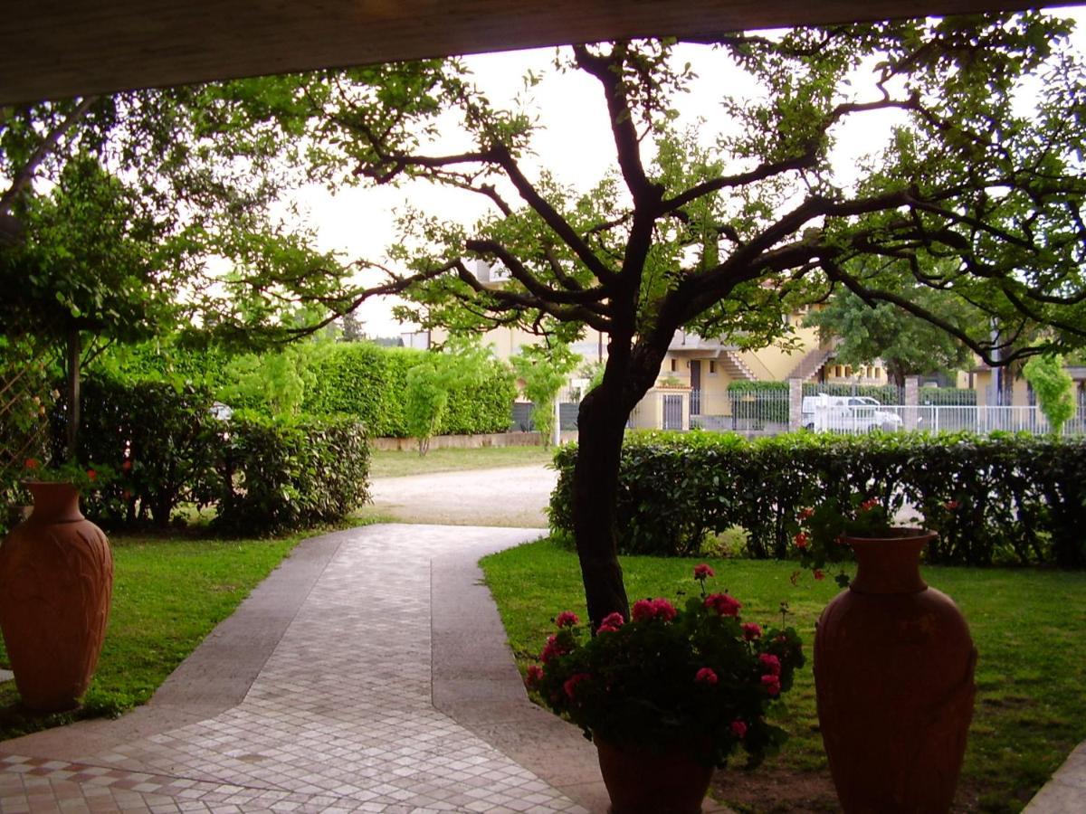 Hotel La Romantica Манерба дел Гарда Екстериор снимка