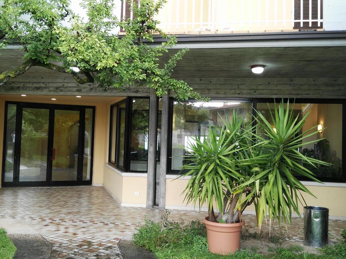 Hotel La Romantica Манерба дел Гарда Екстериор снимка