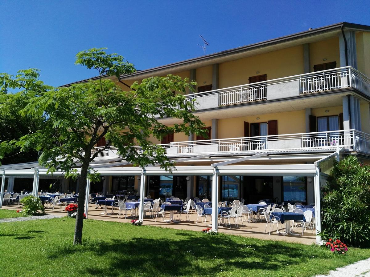 Hotel La Romantica Манерба дел Гарда Екстериор снимка